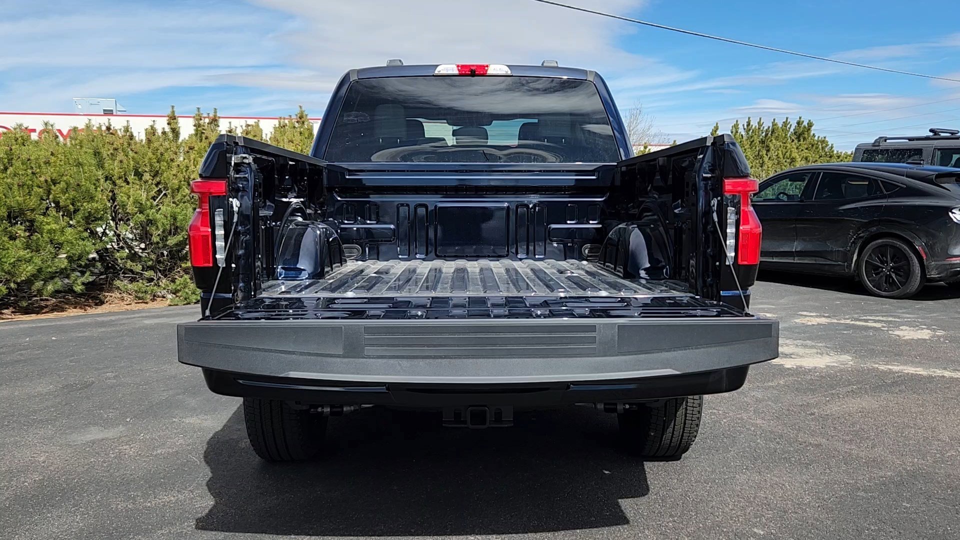 2025 Ford F-150 Lightning XLT - Photo 17