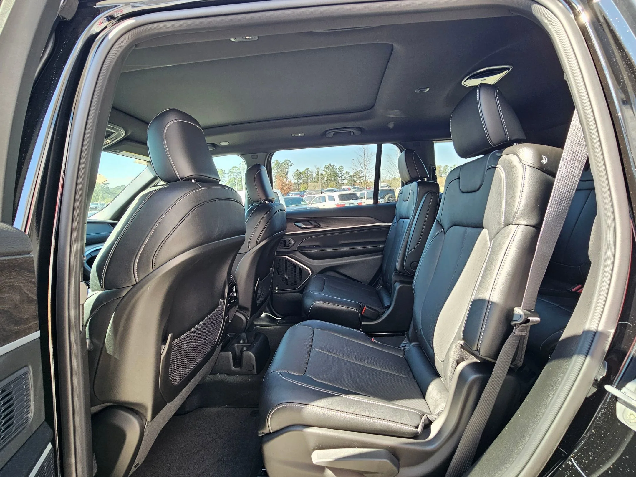 New 2026 Diamond Black Crystal Pearlcoat Jeep Limited Reserve image 23