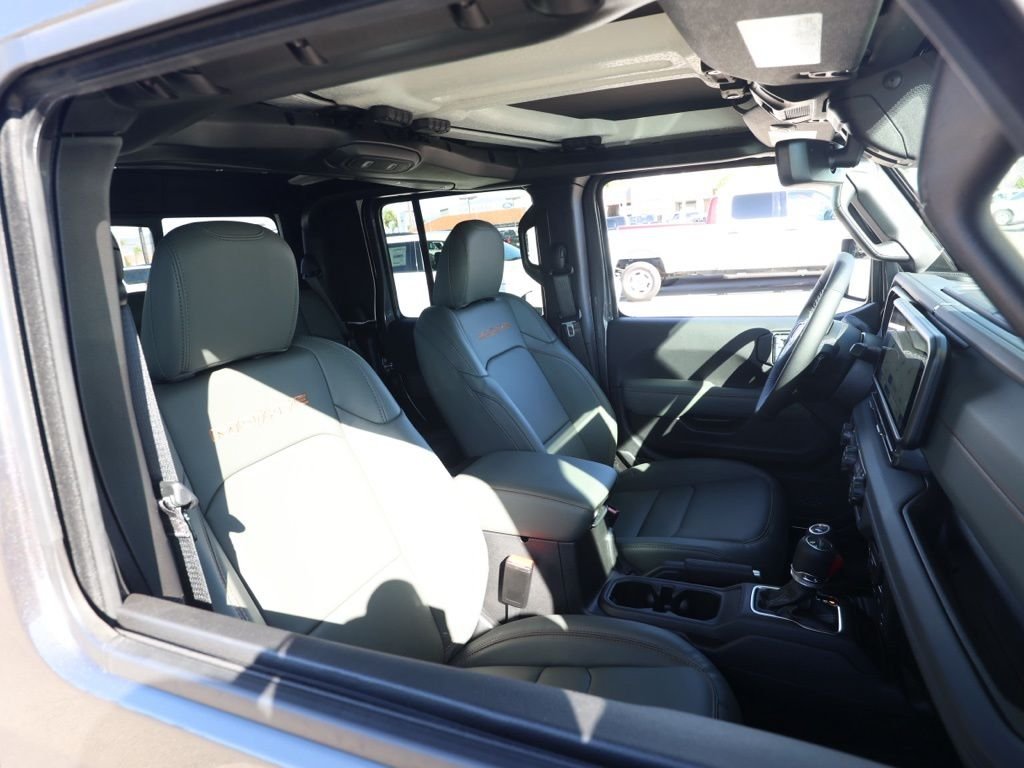 New 2026 Granite Crystal Metallic Clear-Coat Exterior Paint Jeep Mojave image 19