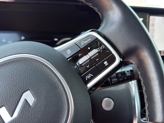 Used 2022 White Kia X-Line SX Prestige image 37