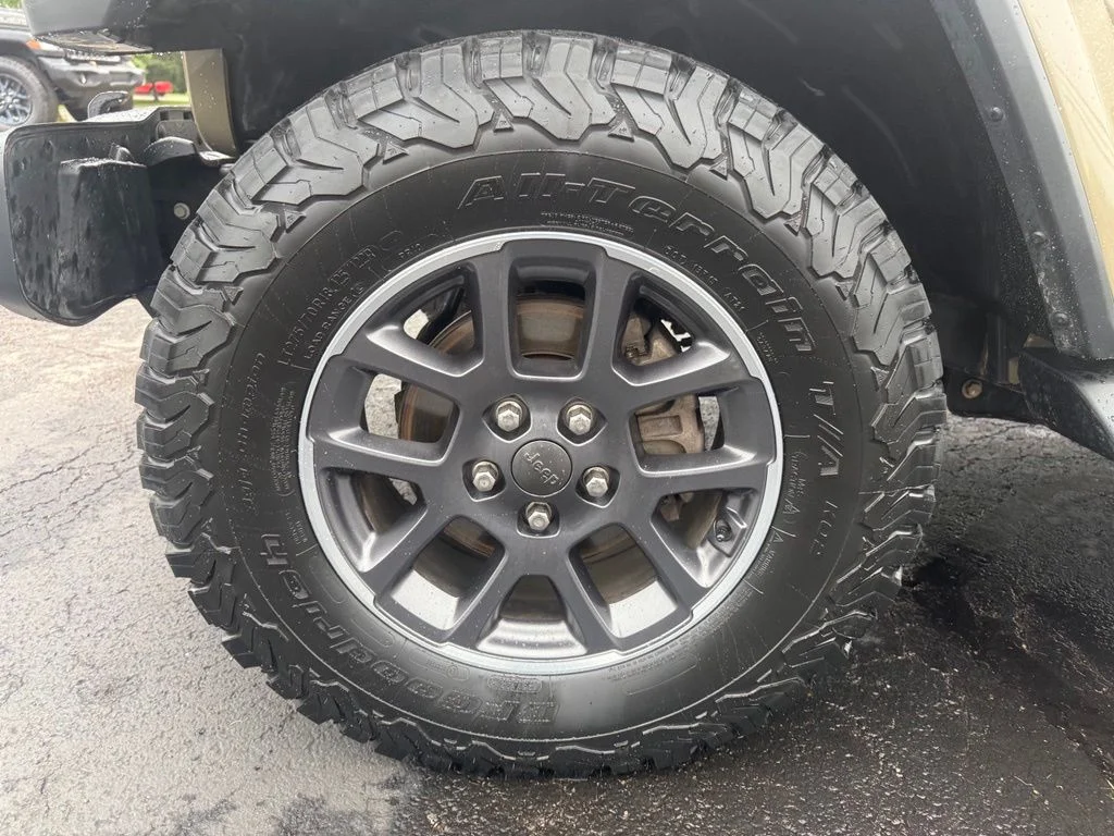 Used 2020 Green Jeep Overland image 10