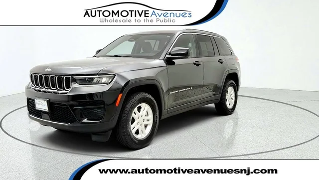 2023 Jeep Grand Cherokee Laredo 4x4 w/ Luxury Tech Group & Sunroof