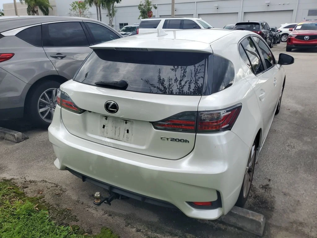 Used 2017 White Lexus 200h image 7