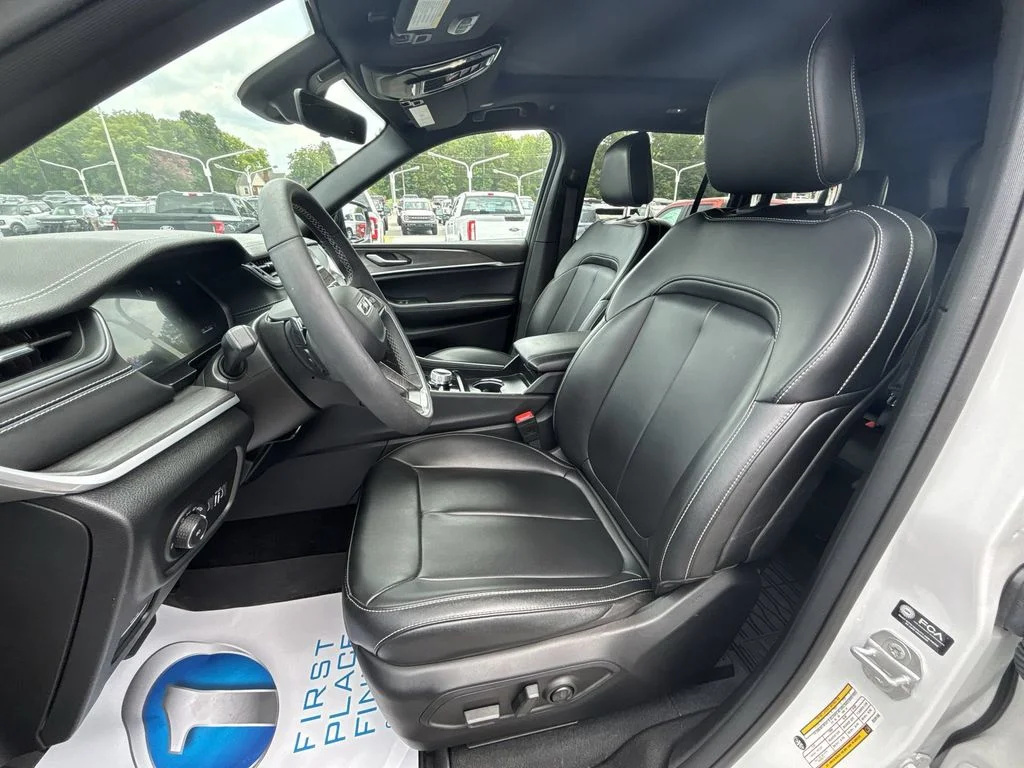 Used 2025 White Jeep Limited image 13