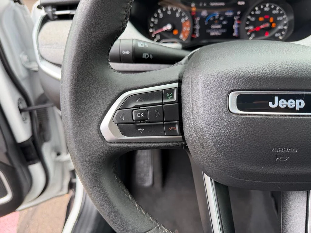 Used 2024 White Jeep Latitude image 16