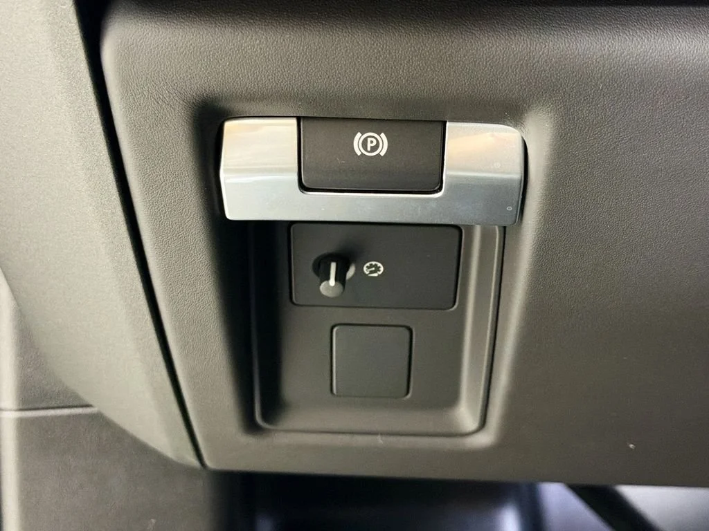 2026 Land Rover Defender OCTA Black - Photo 10