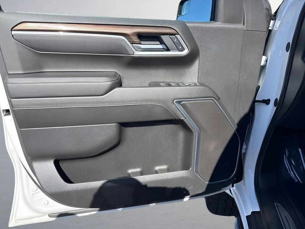 Used 2025 Summit White Chevrolet LT image 26