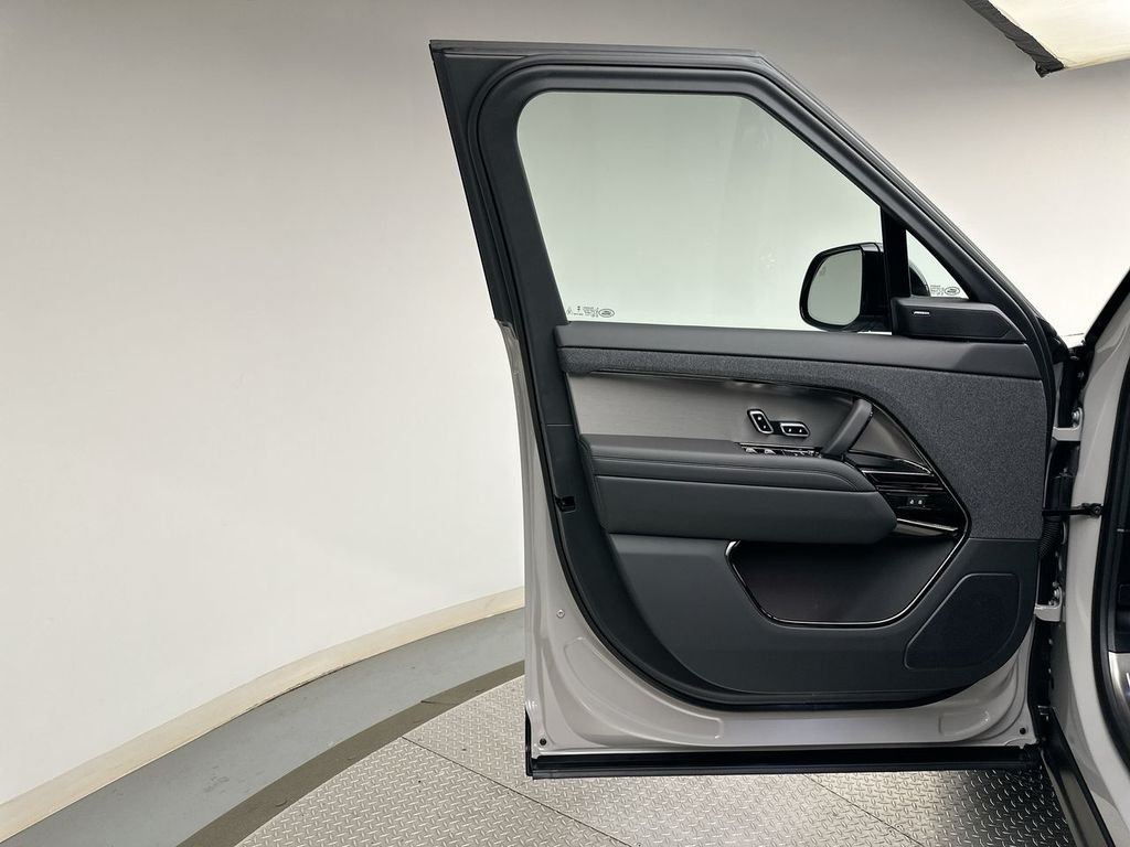New 2026 Borasco Grey Metallic Land Rover SE image 9
