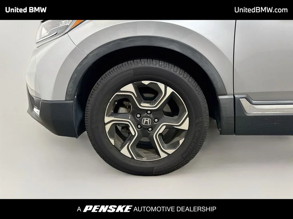 Used 2018 Lunar Silver Metallic Honda Touring image 9