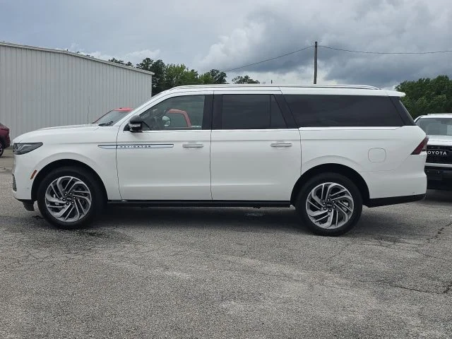 Used 2025 White Lincoln Reserve image 2