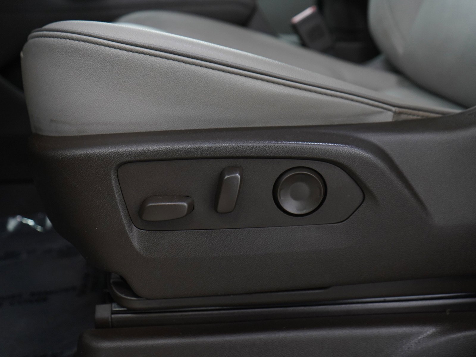 Used 2025 Summit White GMC Elevation image 29