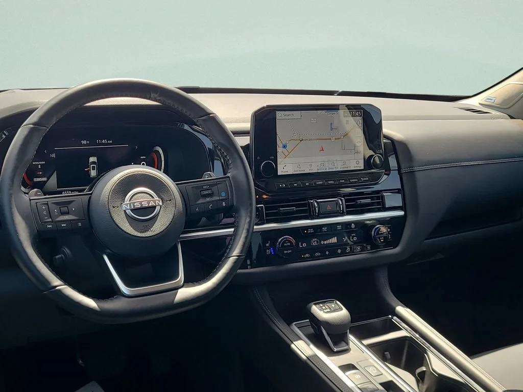 Used 2025 White Nissan Platinum FWD image 11