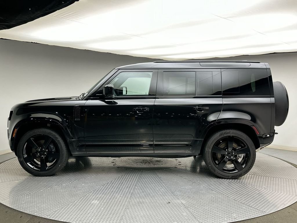 New 2026 Santorini Black Metallic Land Rover X-Dynamic SE image 2