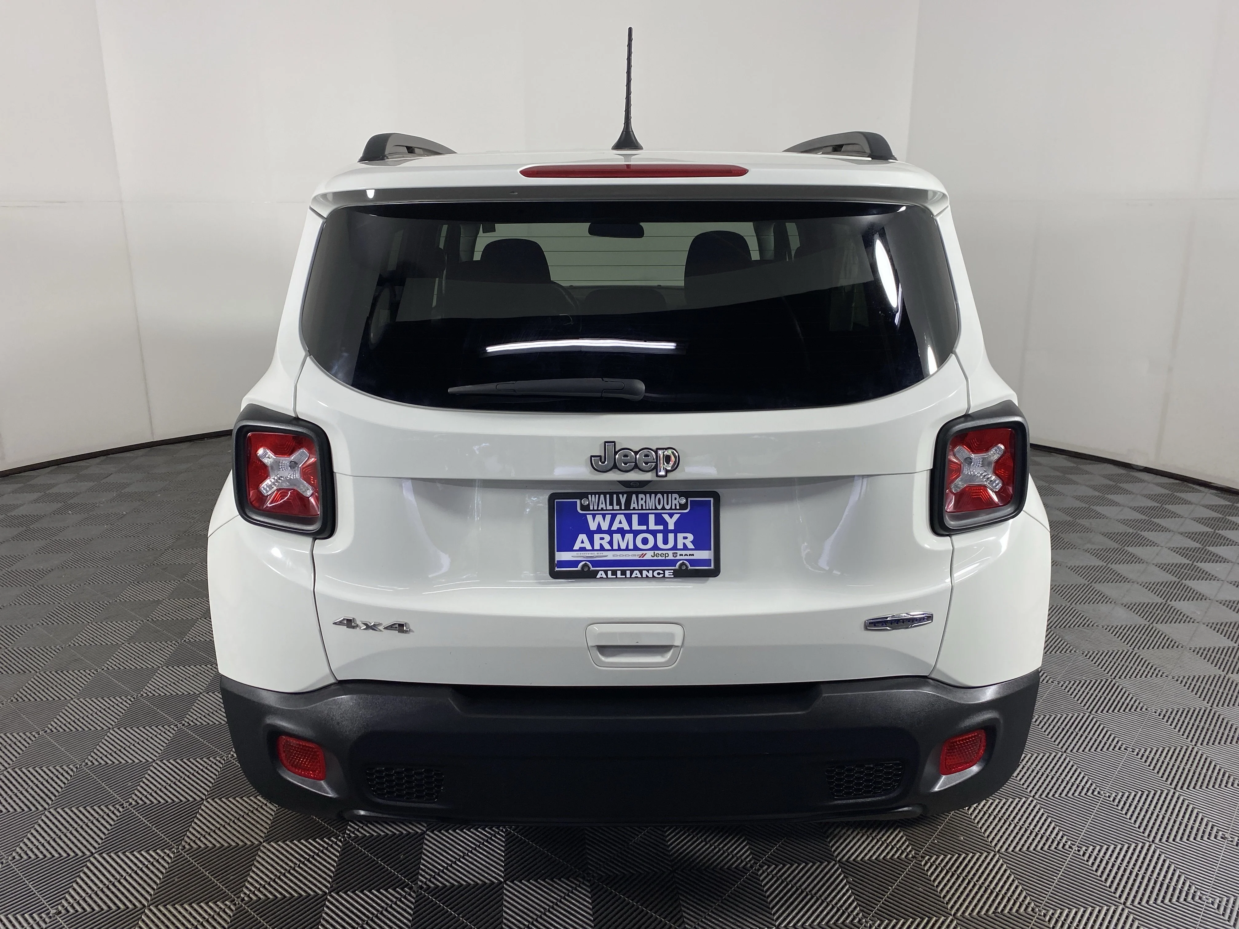 Used 2020 Alpine White Clearcoat Jeep Latitude image 8