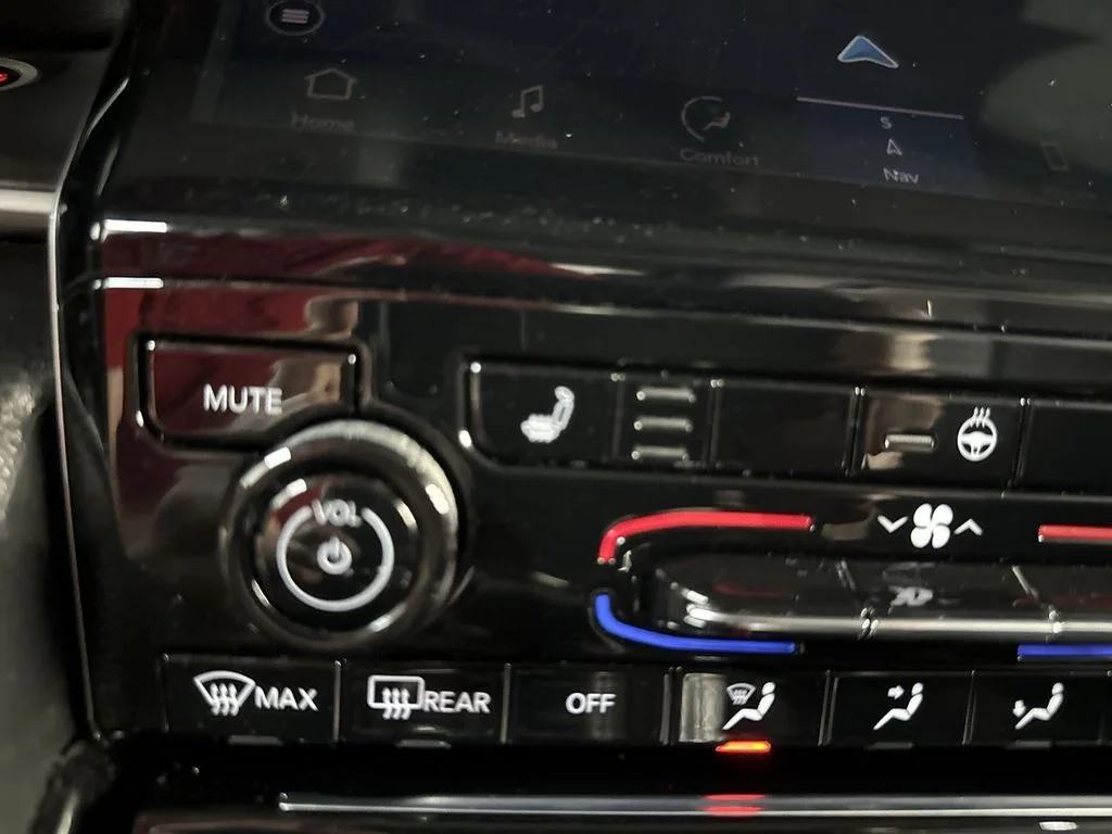 Used 2023 Velvet Jeep Limited image 34