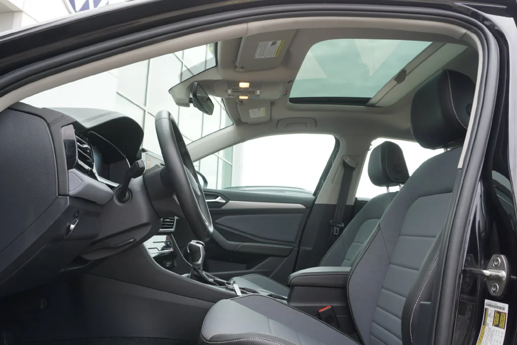 Certified Used 2025 Black Volkswagen 1.5T SE image 4