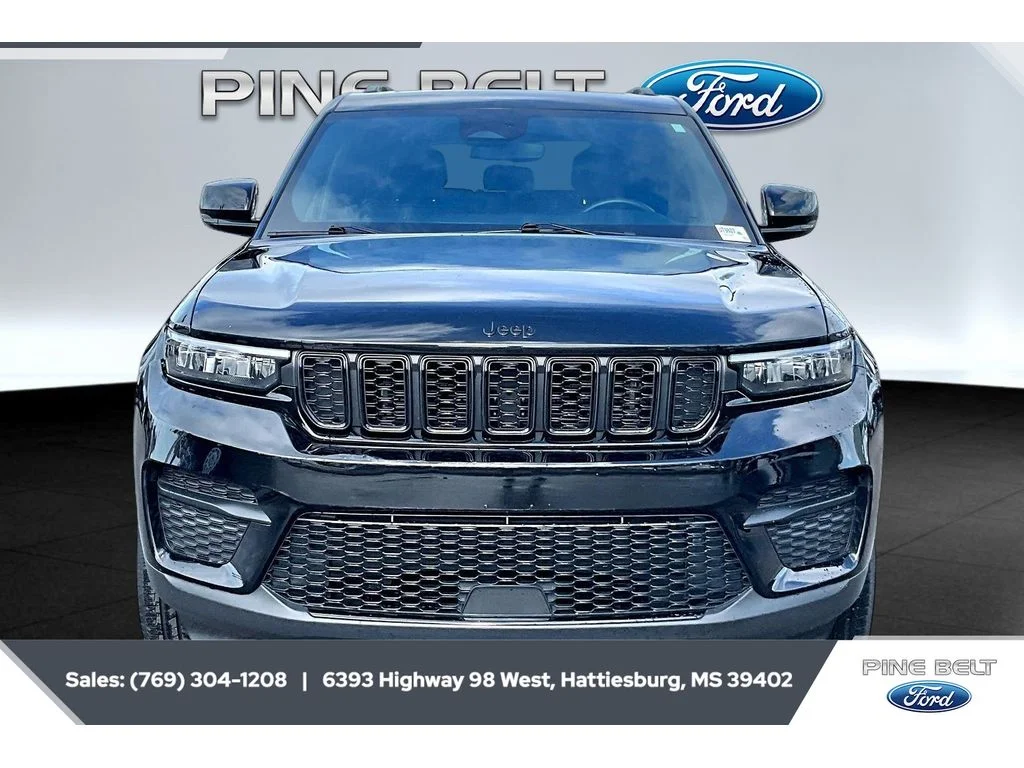 Used 2022 Diamond Black Crystal Pearlcoat Jeep Altitude image 3