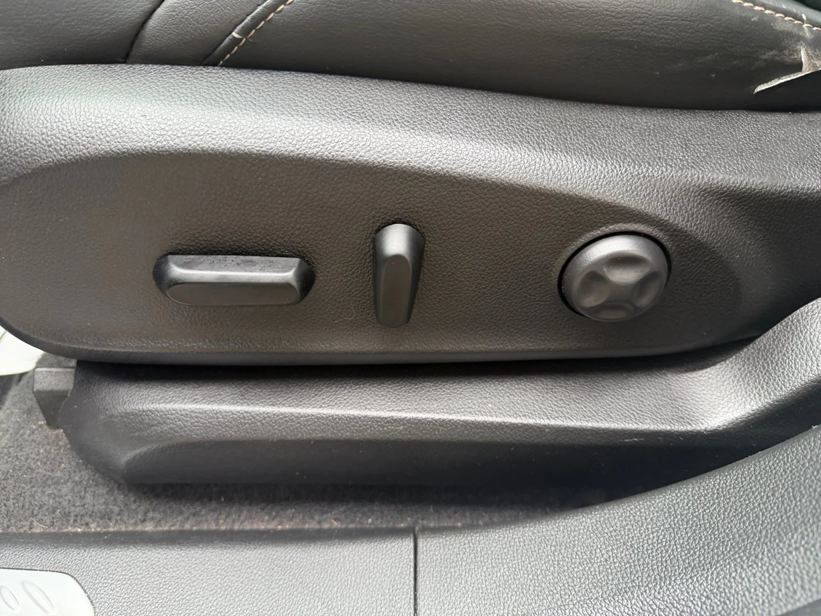 Used 2017 Summit White Buick Essence image 9