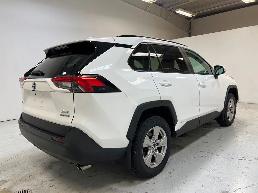 Used 2022 White Toyota XLE image 9
