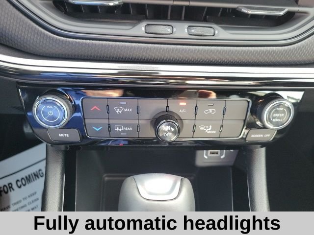 New 2026 Bright White Clearcoat Jeep Latitude image 7