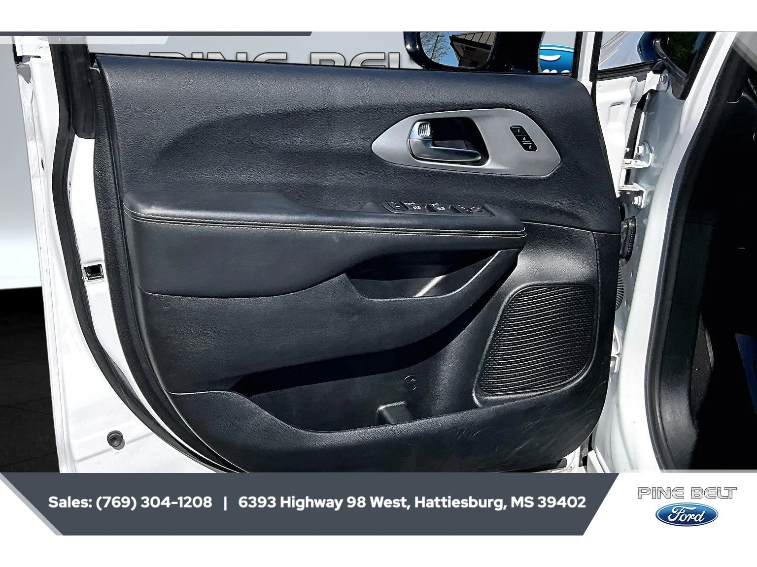 Used 2025 Bright White Clearcoat Chrysler Limited image 17
