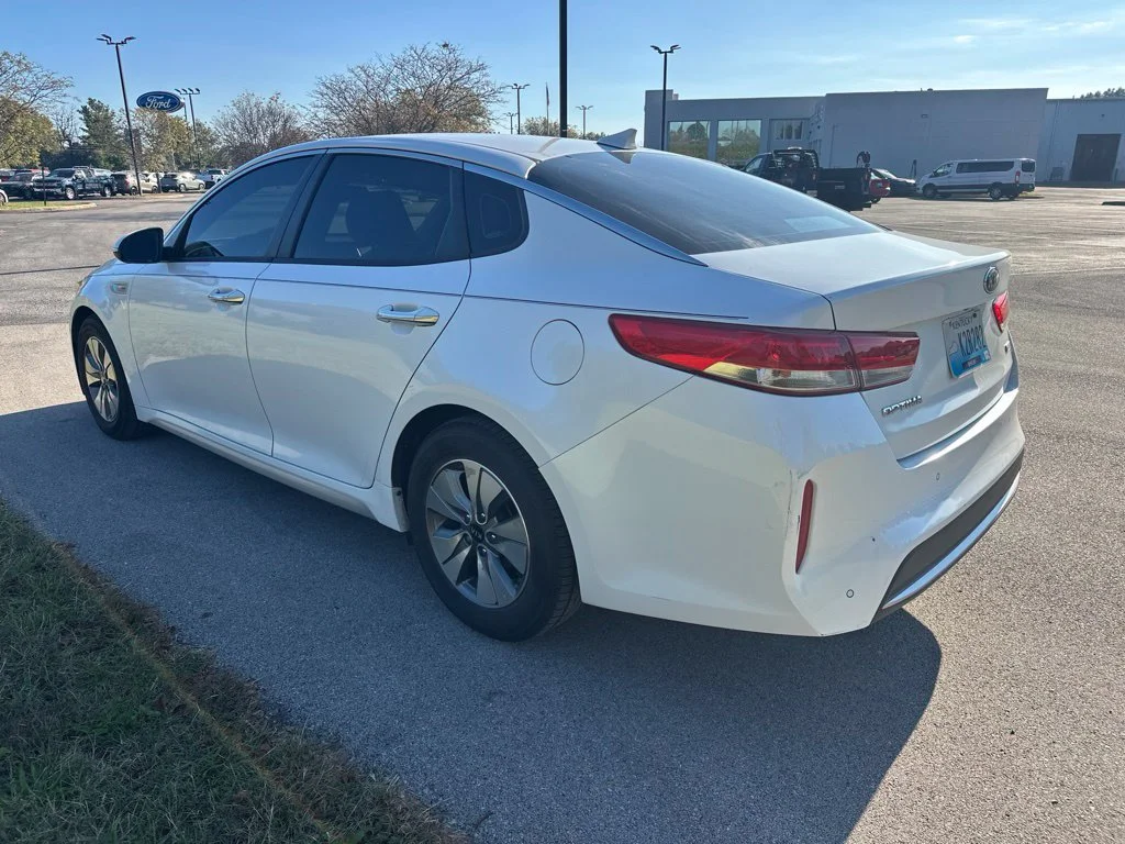 Used 2017 Snow White Pearl Kia Base image 10