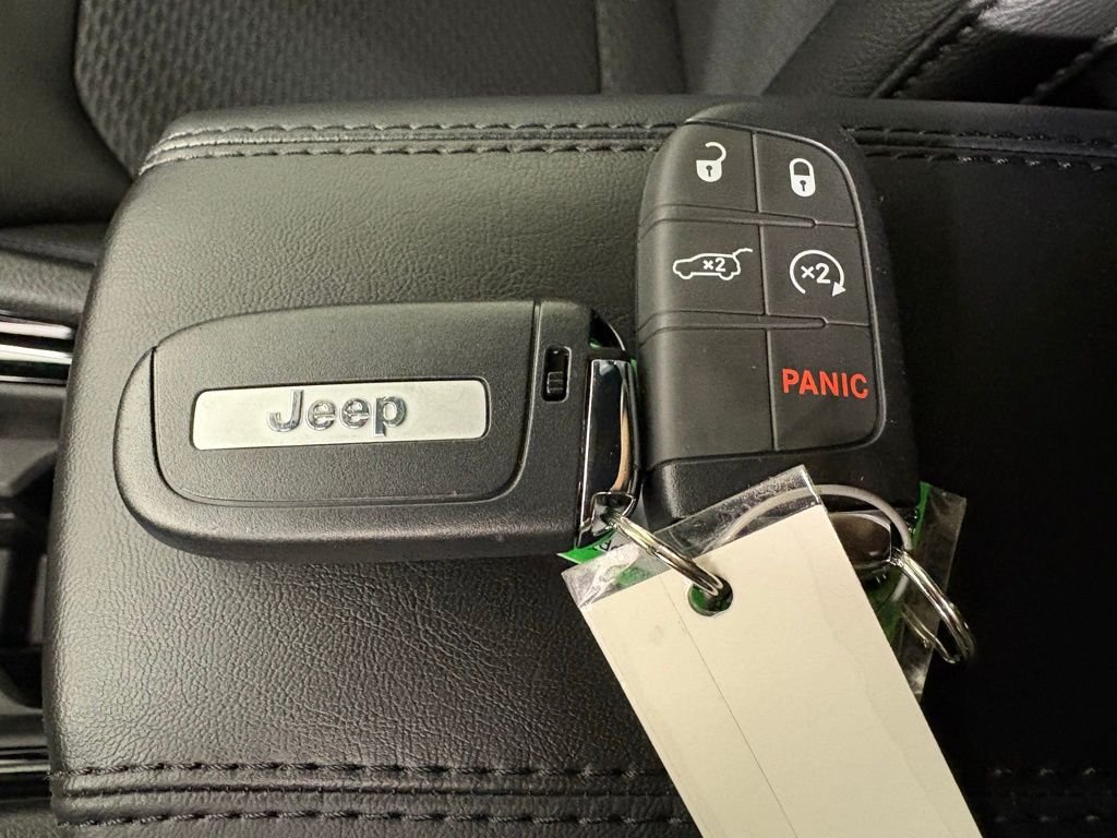 New 2026 Red Hot Pearl-Coat Exterior Paint Jeep Latitude image 34