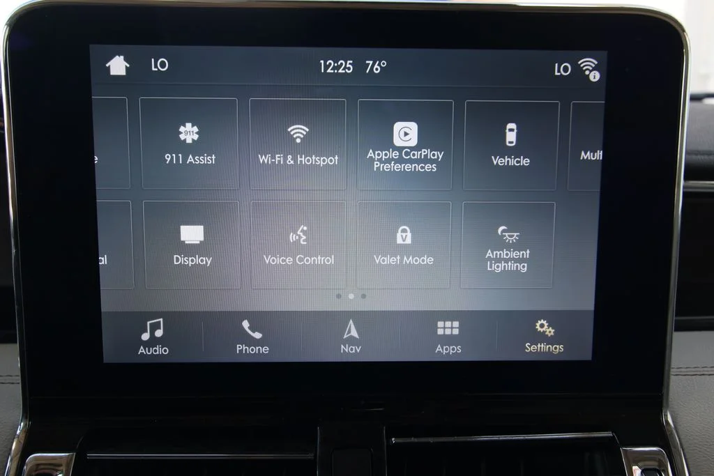 Used 2019 White Platinum Tri-Coat Metallic Lincoln Reserve image 31