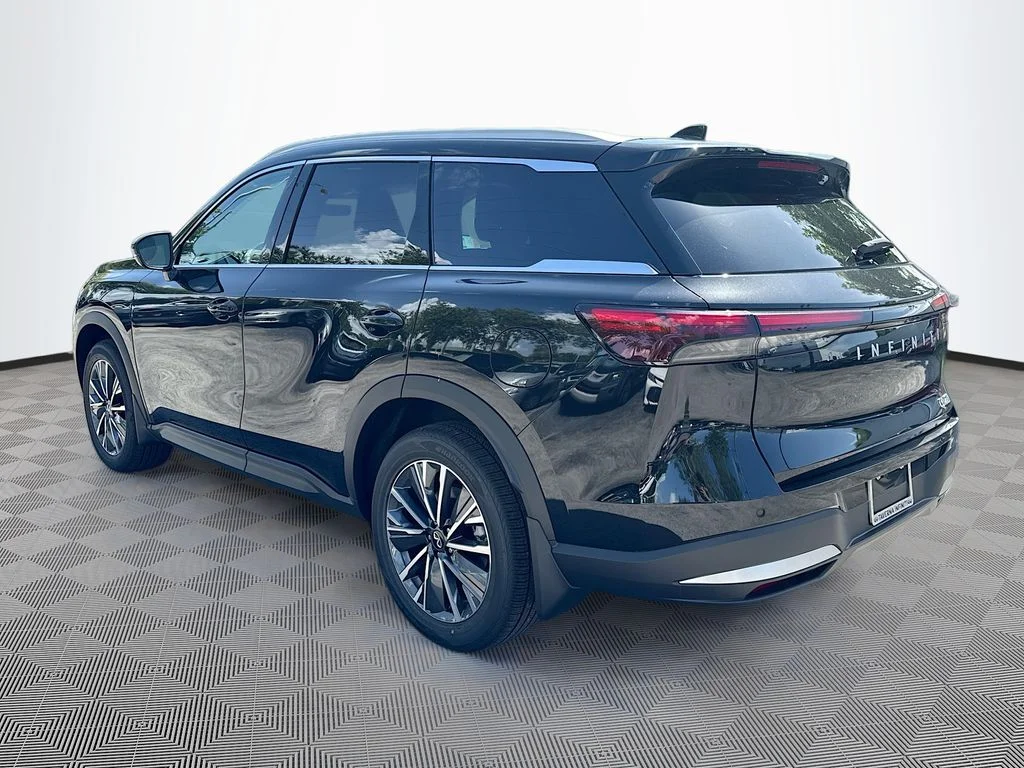 Used 2027 Black INFINITI LUXE image 8