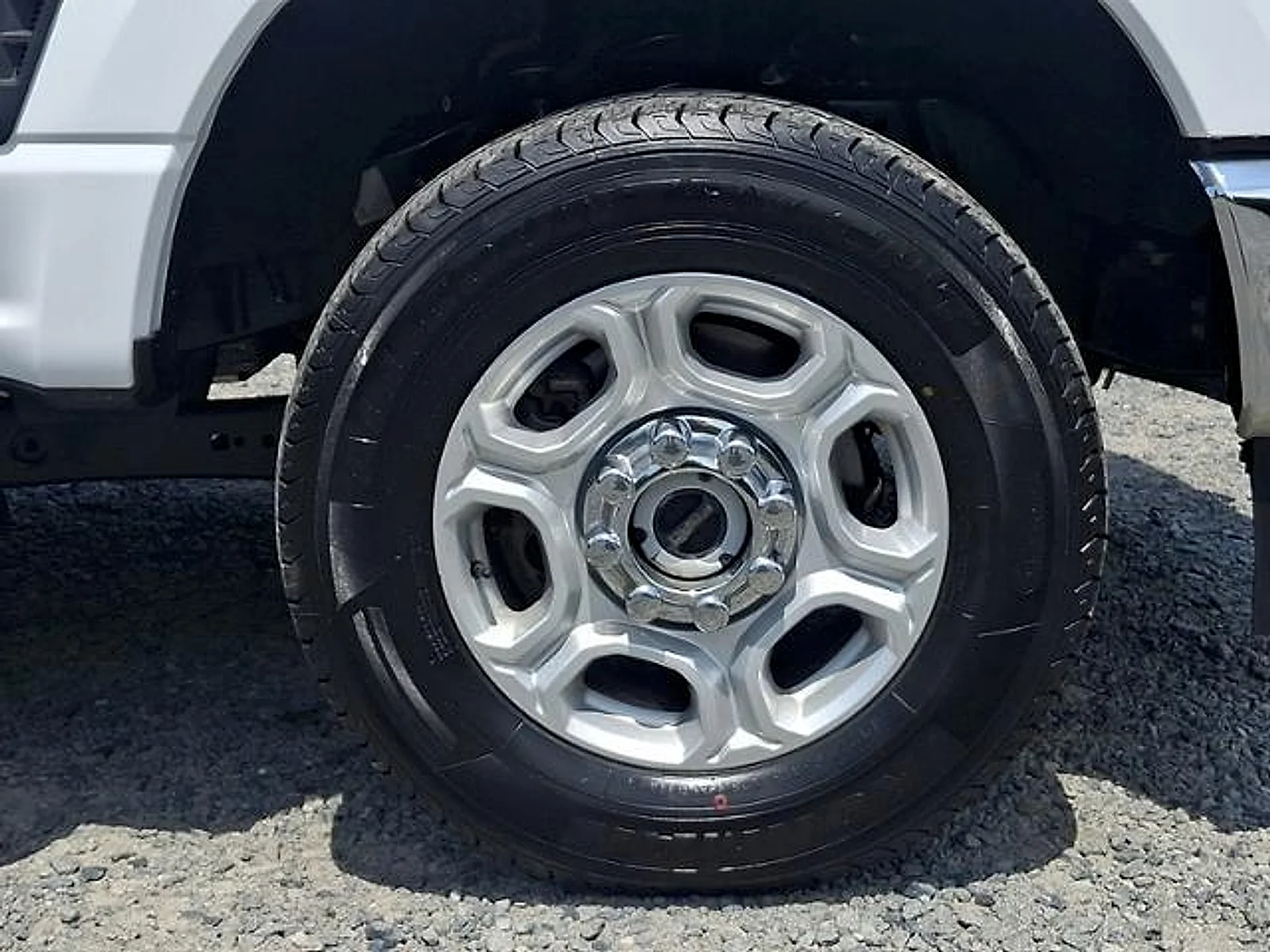 Used 2025 Oxford White Ford XLT image 9