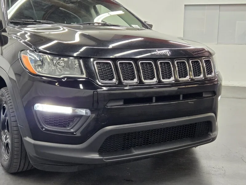 Used 2018 Diamond Black Crystal Pearlcoat Jeep Sport image 5