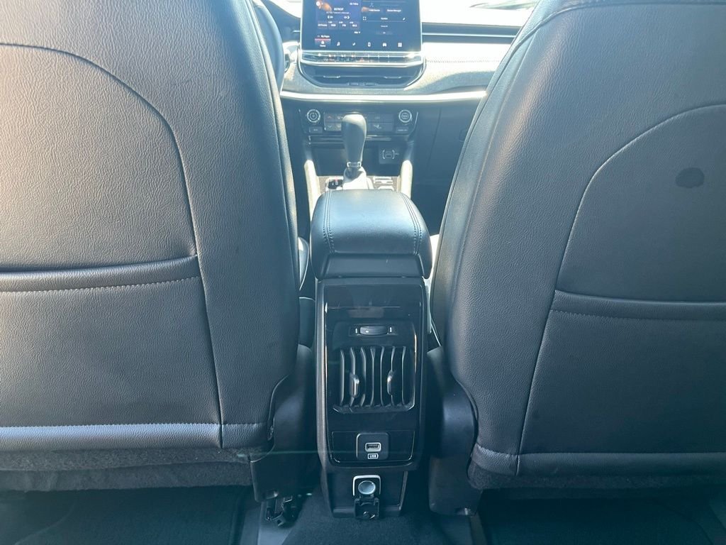 Used 2024 Bright White Clearcoat Jeep Latitude image 26