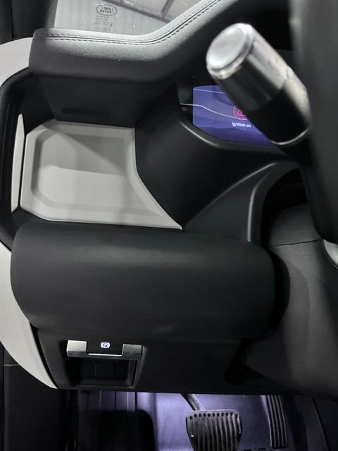 Used 2020 White Land Rover SE image 31