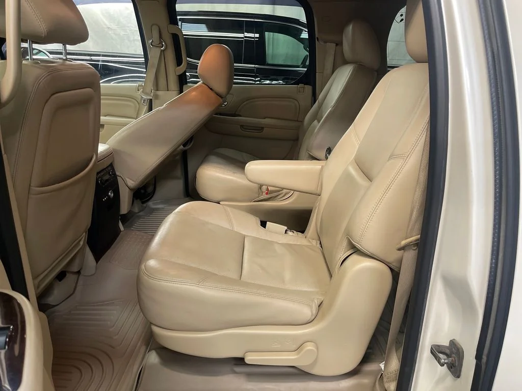 Used 2013 White Cadillac Luxury image 21