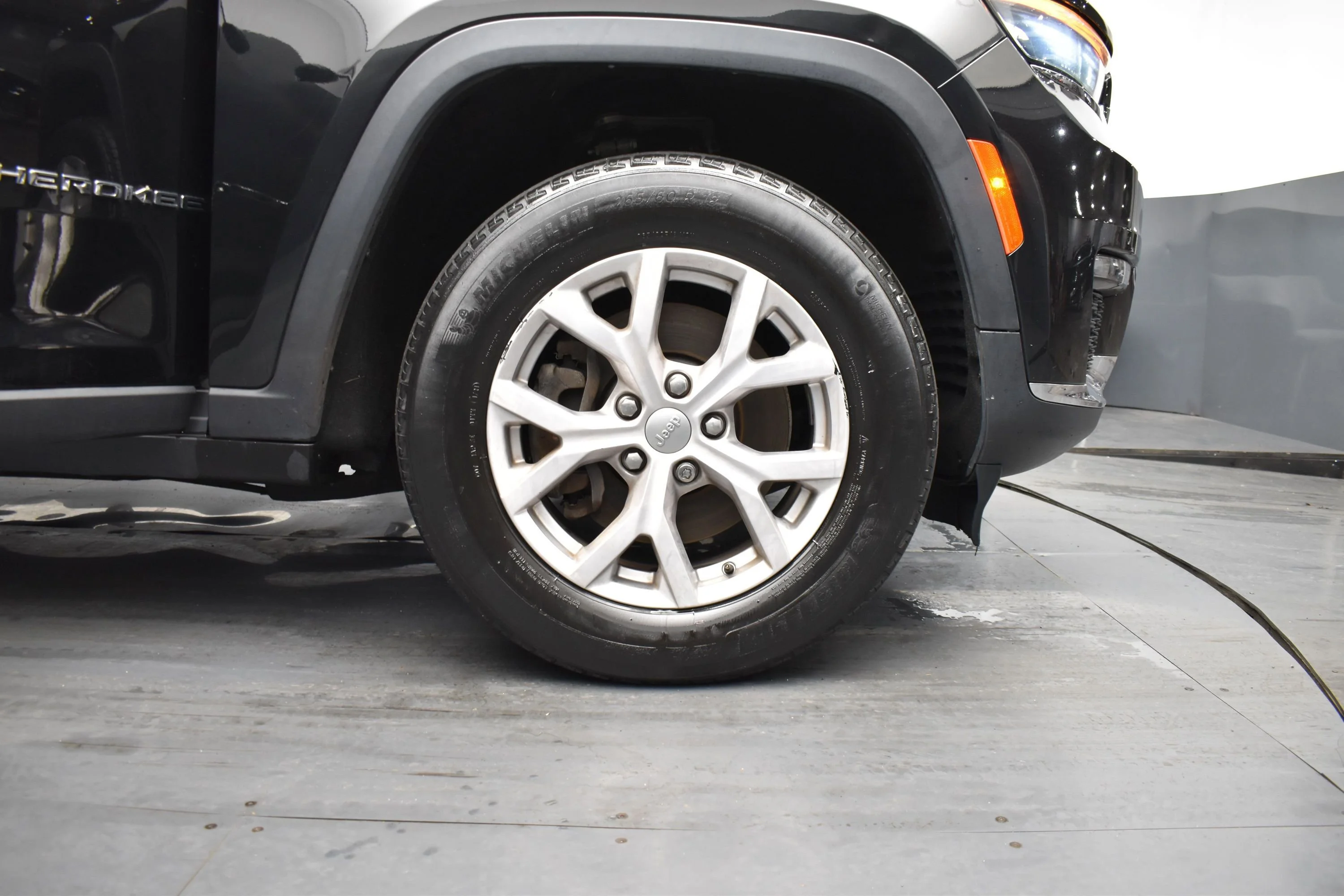 Used 2021 Diamond Black Crystal Pearlcoat Jeep Limited image 5