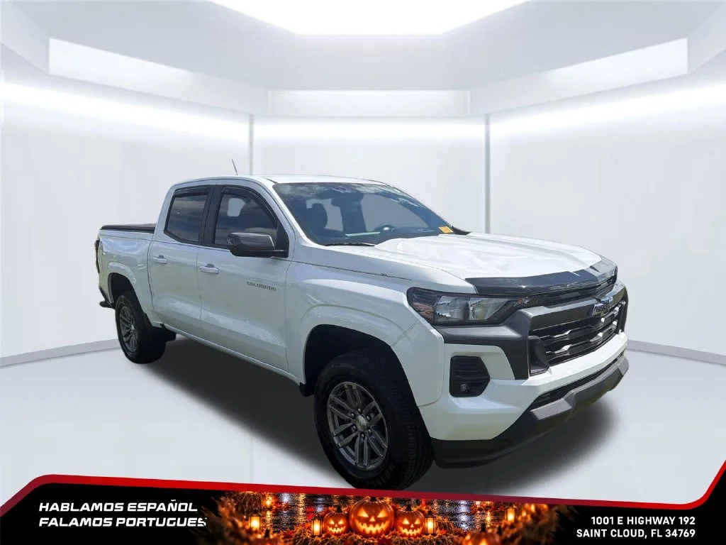 Used 2024 Summit White Chevrolet LT image 7