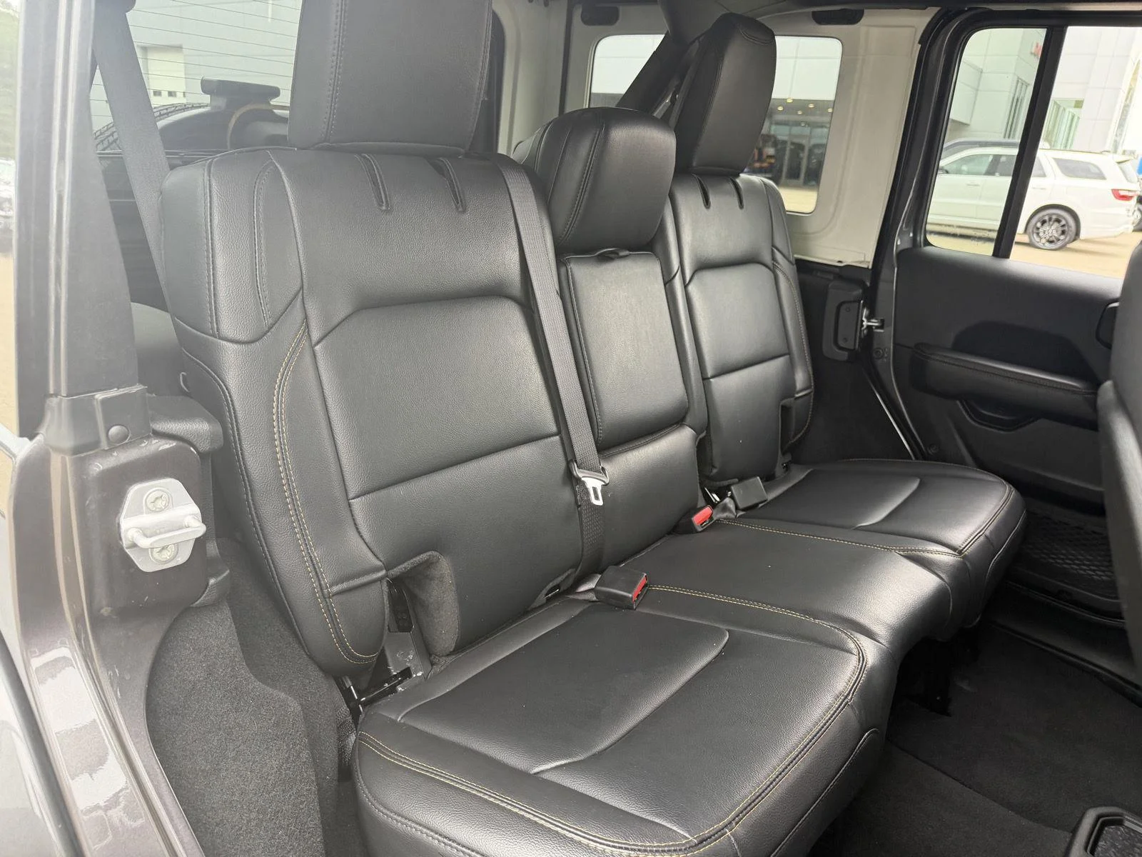 Used 2025 Granite Crystal Metallic Clearcoat Jeep Sahara image 20