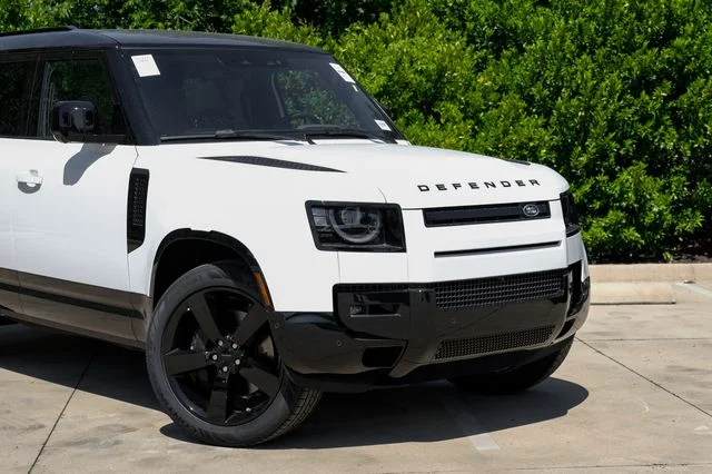 New 2026 White Land Rover X-Dynamic SE image 9