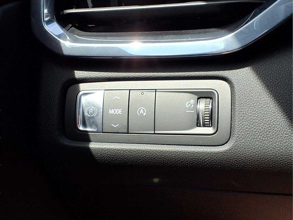 Used 2025 Summit White GMC Elevation image 17