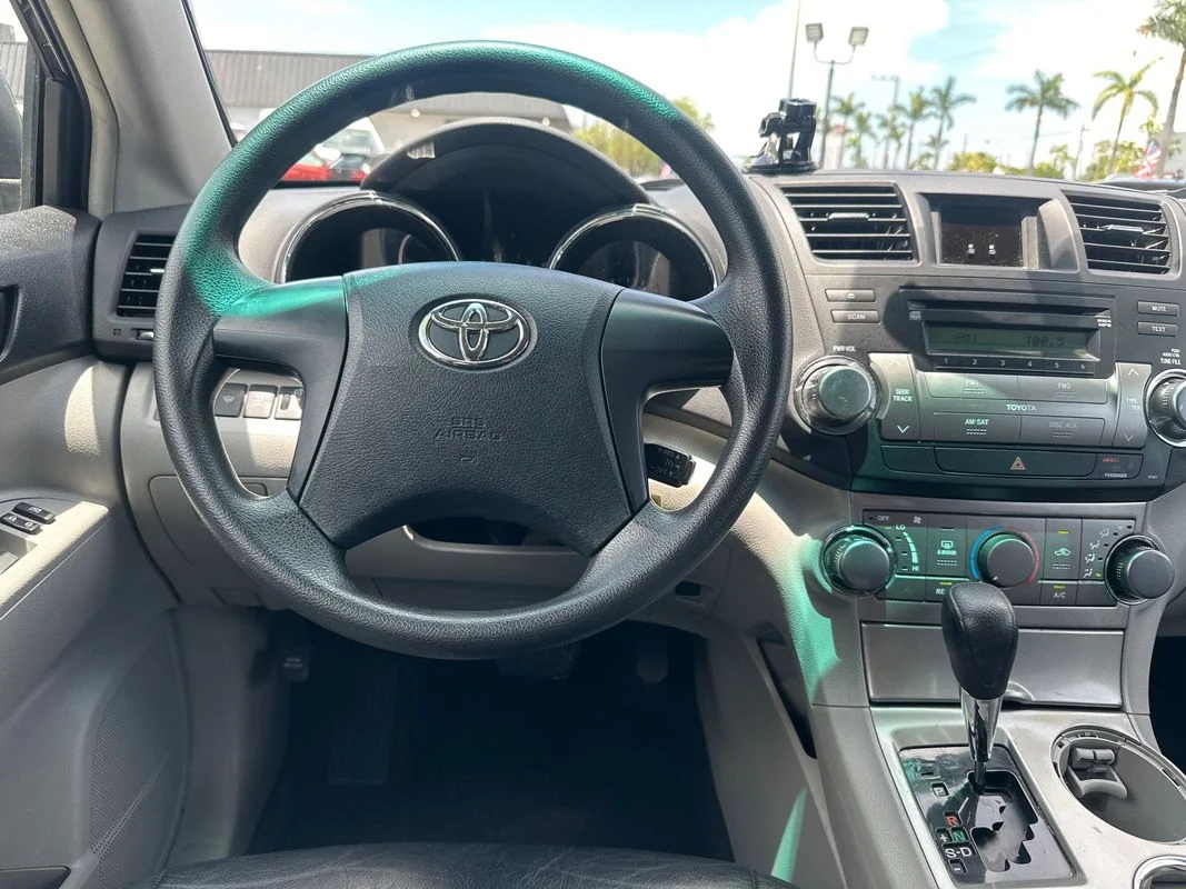 Used 2011  Toyota Base V6 image 29