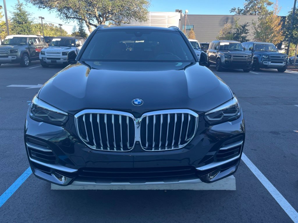 Used 2022 Black Sapphire Metallic BMW sDrive40i image 2