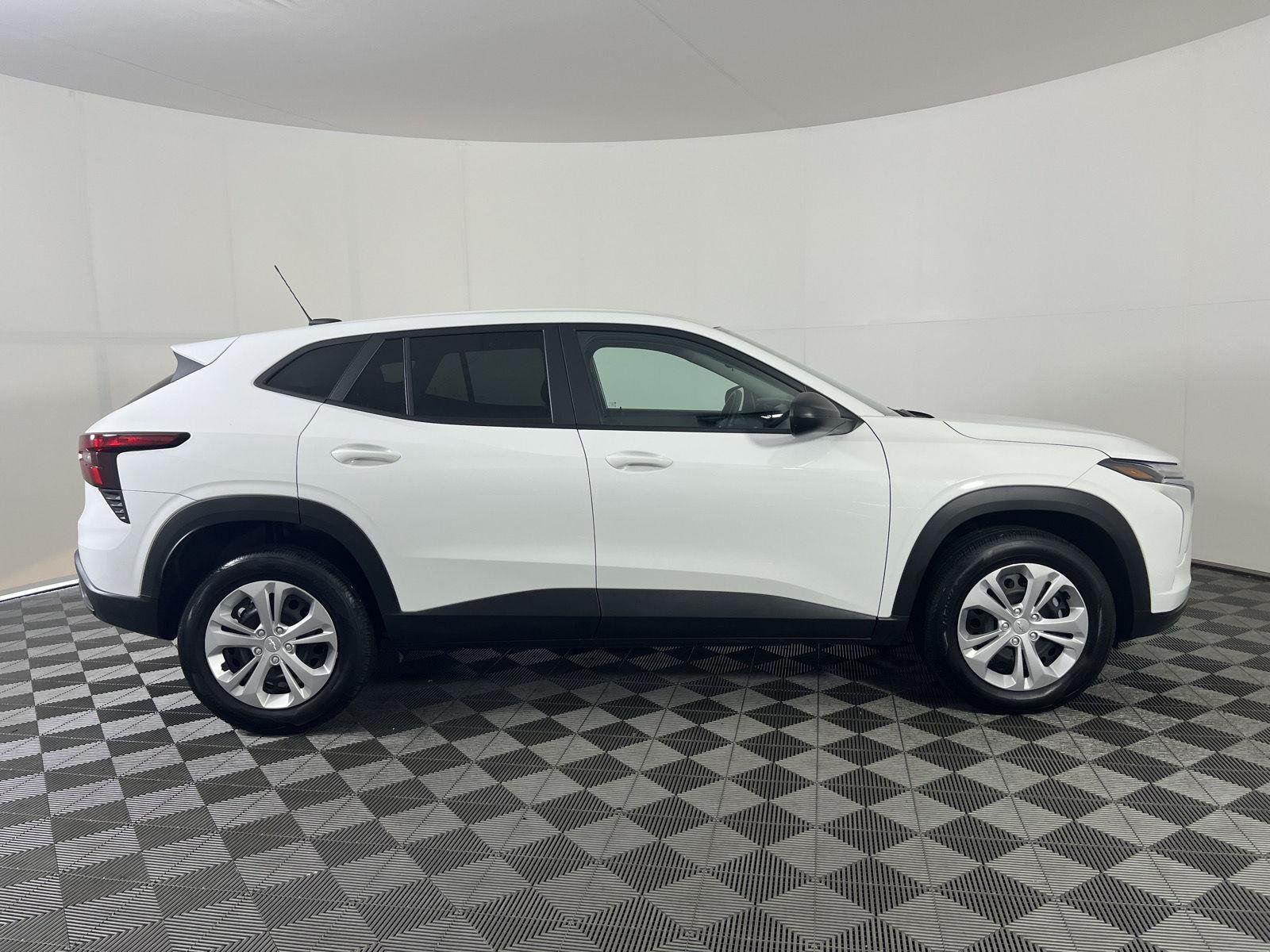 Used 2025 Summit White Chevrolet LS image 20