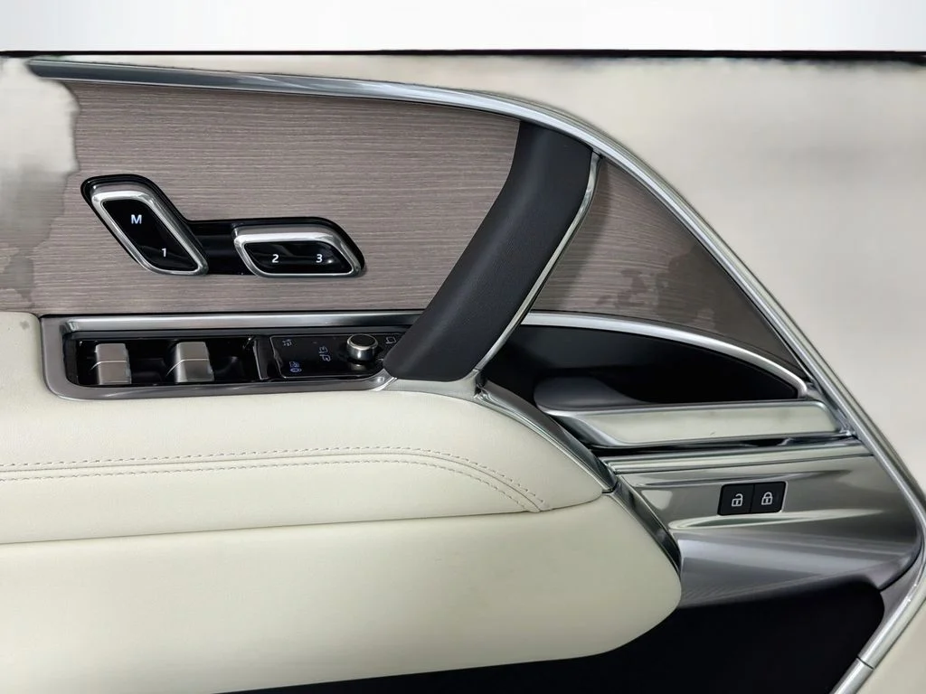 New 2026 Fuji White Land Rover SE image 18