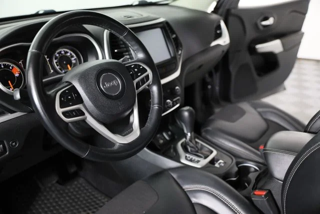 Used 2018 Gray Jeep Latitude Plus image 14