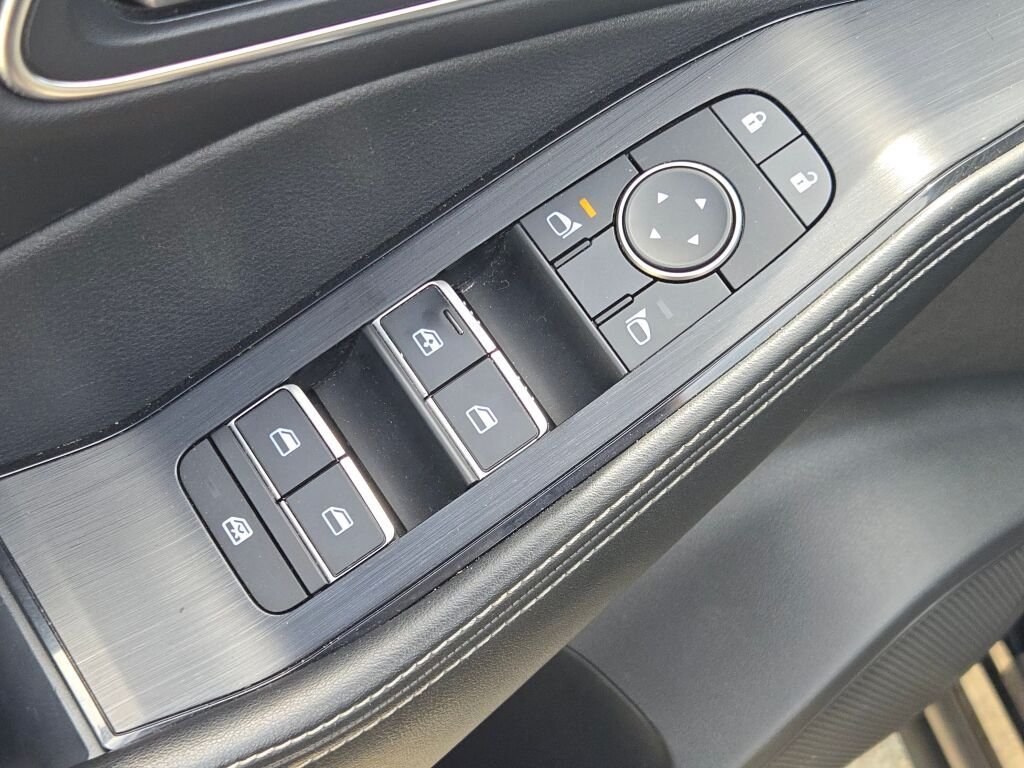 Used 2021  Nissan Platinum image 22