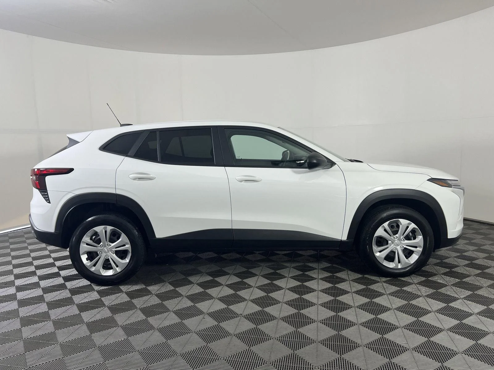 Used 2025 Summit White Chevrolet LS image 20