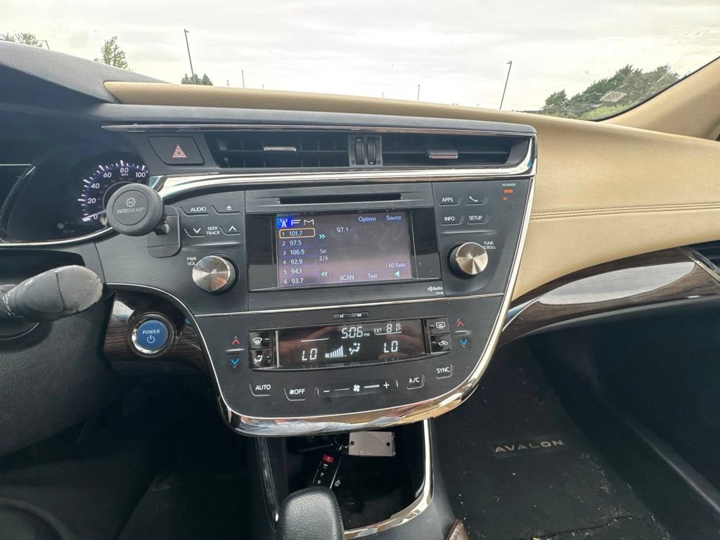 Used 2014  Toyota Limited image 24