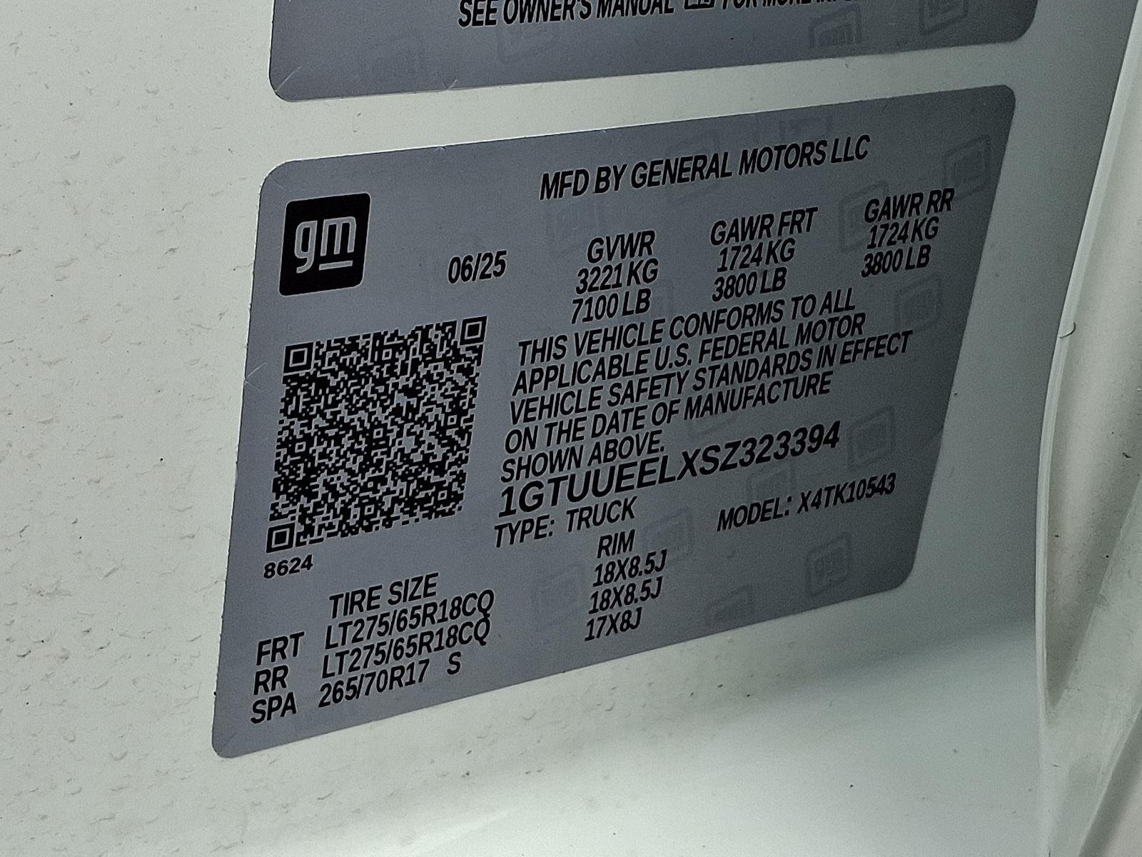 Used 2025 Summit White GMC AT4 image 28