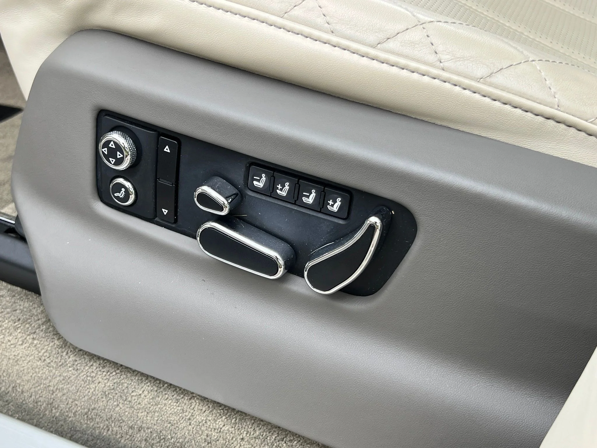 Used 2018  Bentley W12 image 39