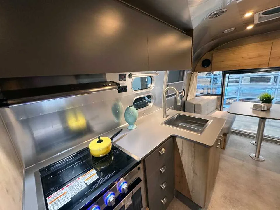 New 2027 SILVER AIRSTREAM  image 34